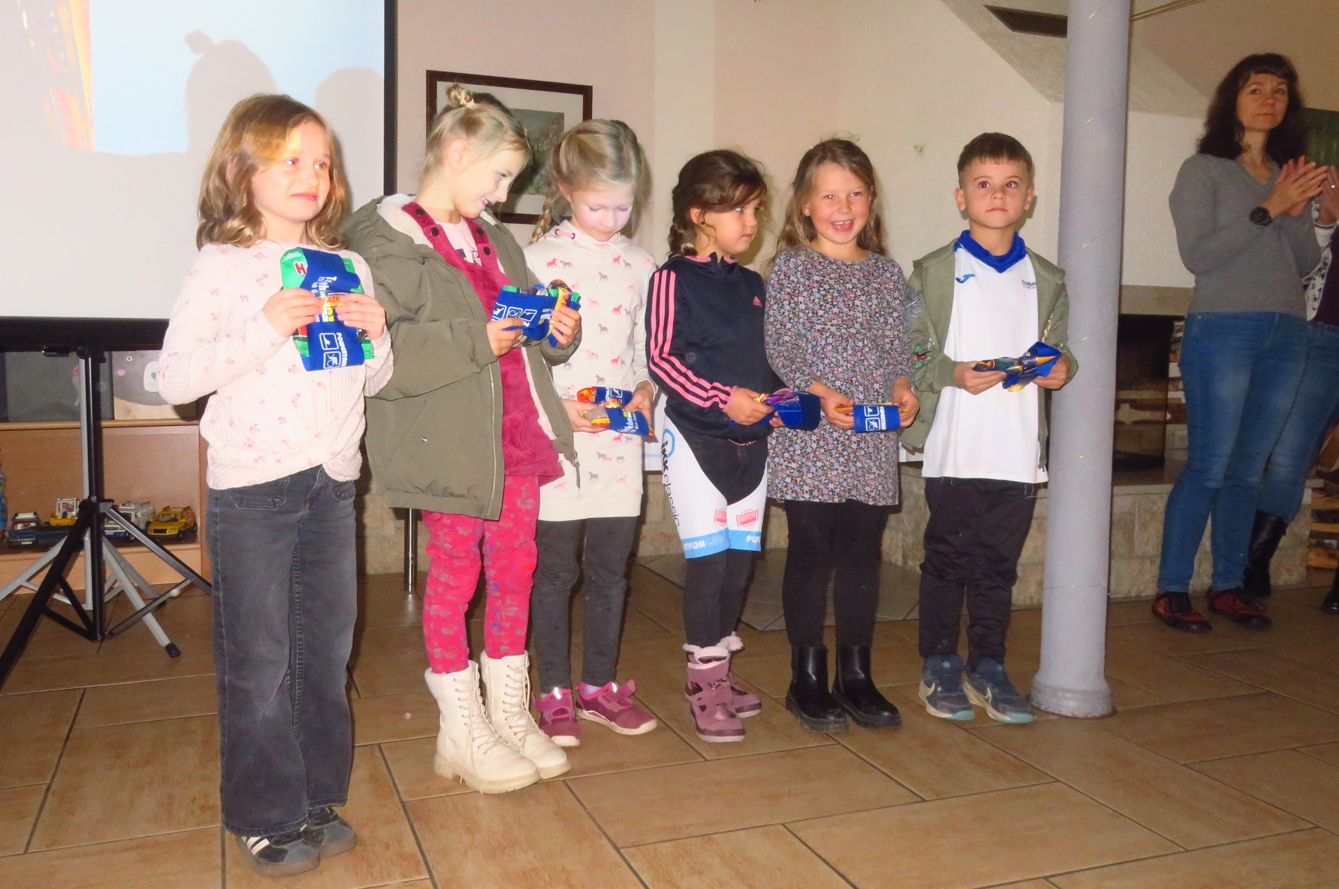 Ganz stolz wurden die kleinen Präsente entgegengenommen.