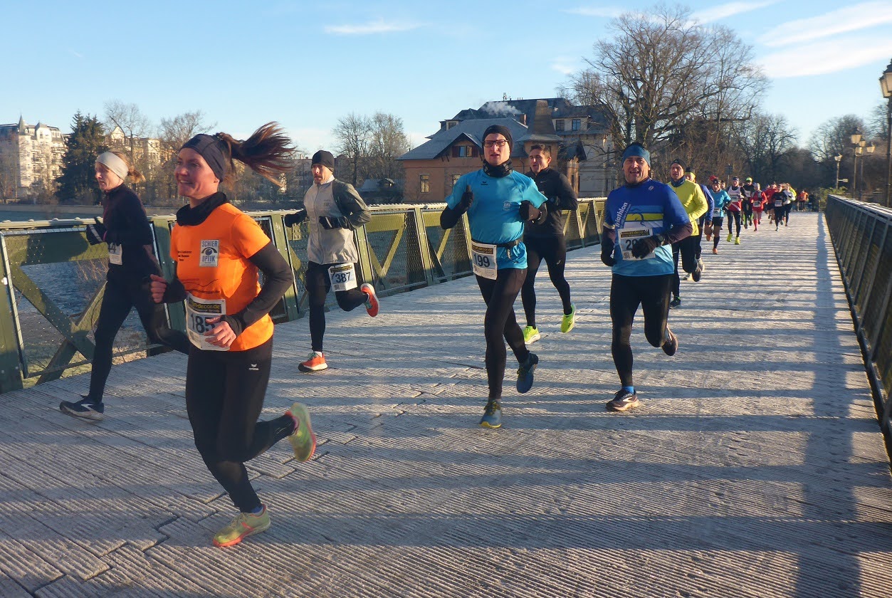Über die Elster beim Geraer Silvesterlauf in winterlicher Atmosphäre