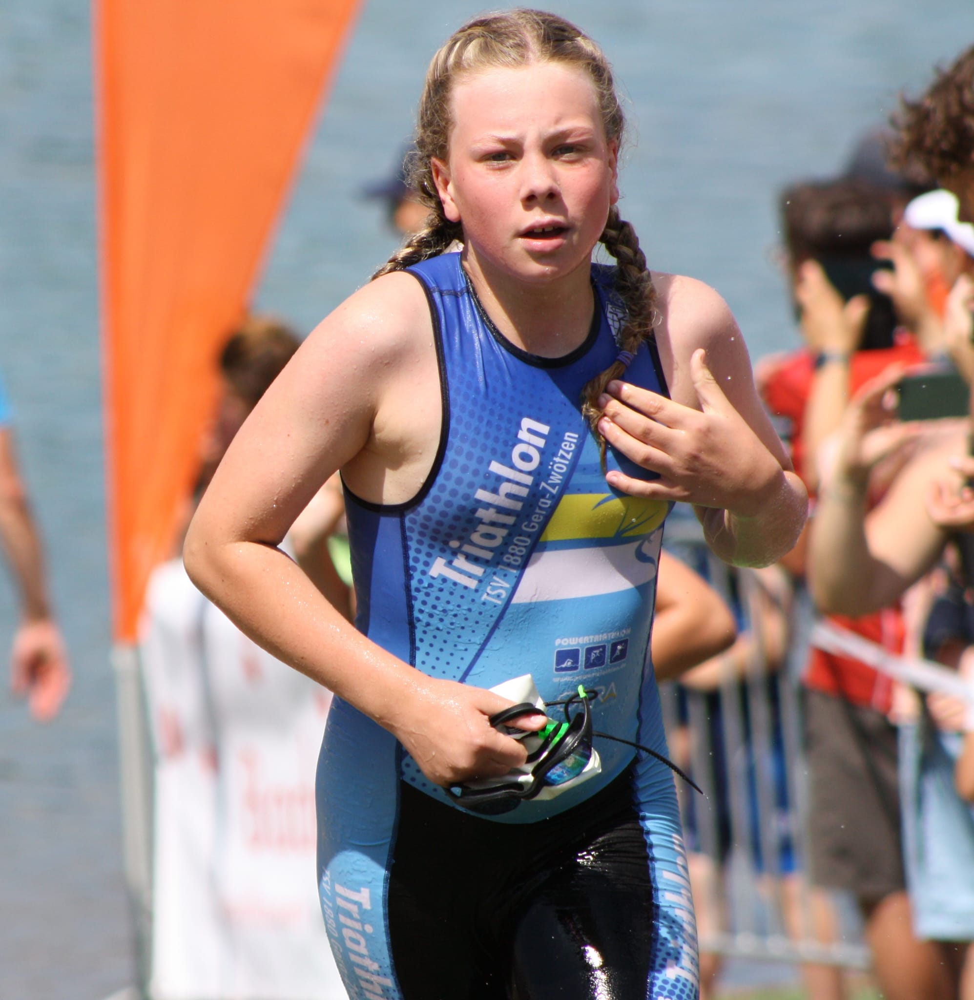 Mathilda Seime beim Schwimmausstieg